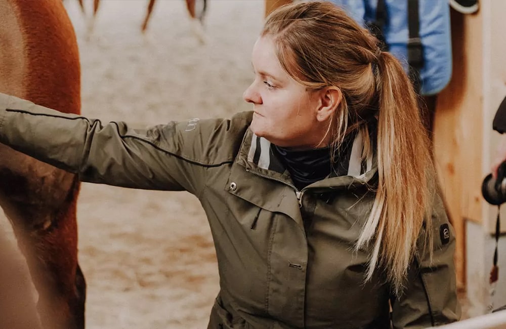 Tierarzt-Pferd-Tierärzte-Team-Erzgebirge-Zwönitz-Sachsen-Julia-Hübner-Pferdetierarzt-Pferdearzt-Pferdearztpraxis-4-min