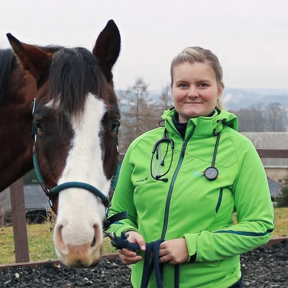 Tierarzt-Pferd-Tierärzte-Team-Erzgebirge-Zwönitz-Sachsen-Julia-Hübner-Portrait-1-min