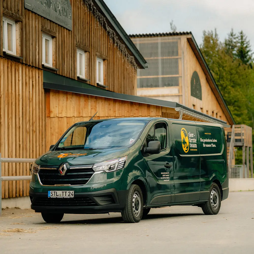 Pferdegesundheitszentrum-Mitteldeutschland-Tierärzte-Team-Erzgebirge-Zwönitz-Sachsen-mobiler-Tierarzt-Pferdetierarzt-Pferdearzt-Pferdearztpraxis-Praxisauto mobile-pferdepraxis-zwönitz-1-min